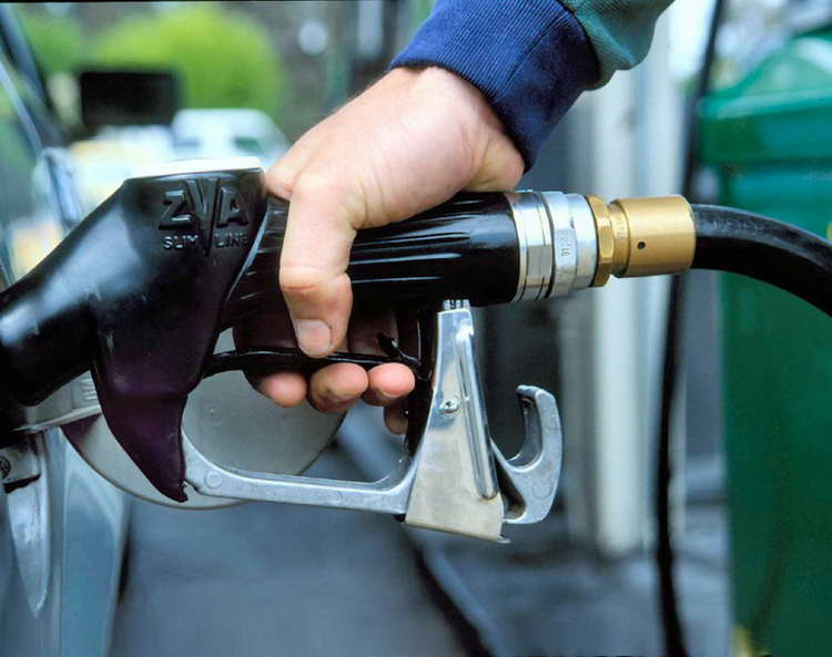 Бензинот поскапува за 2,5 денари по литар, а дизелот за еден денар