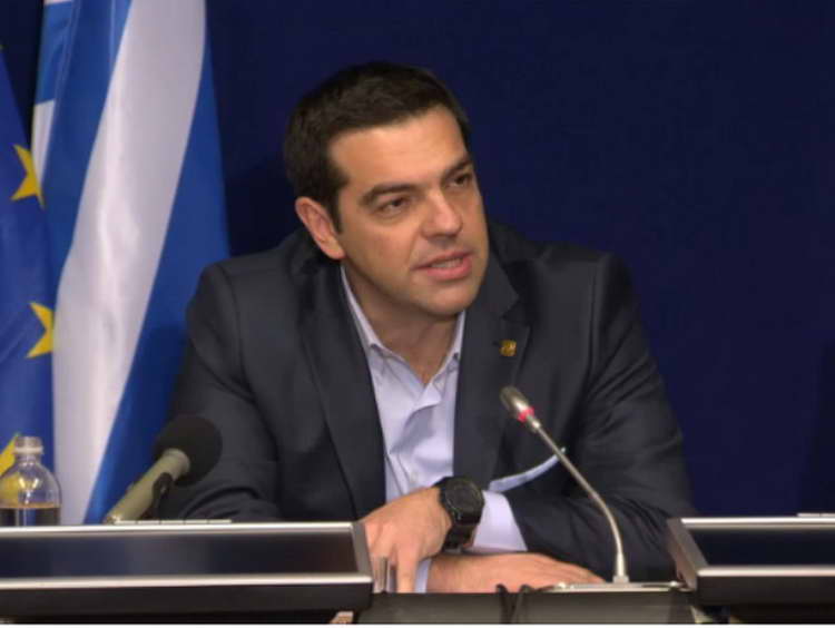 Грчкиот парламент во жешка атмосфера попладнево гласа за договорот за името