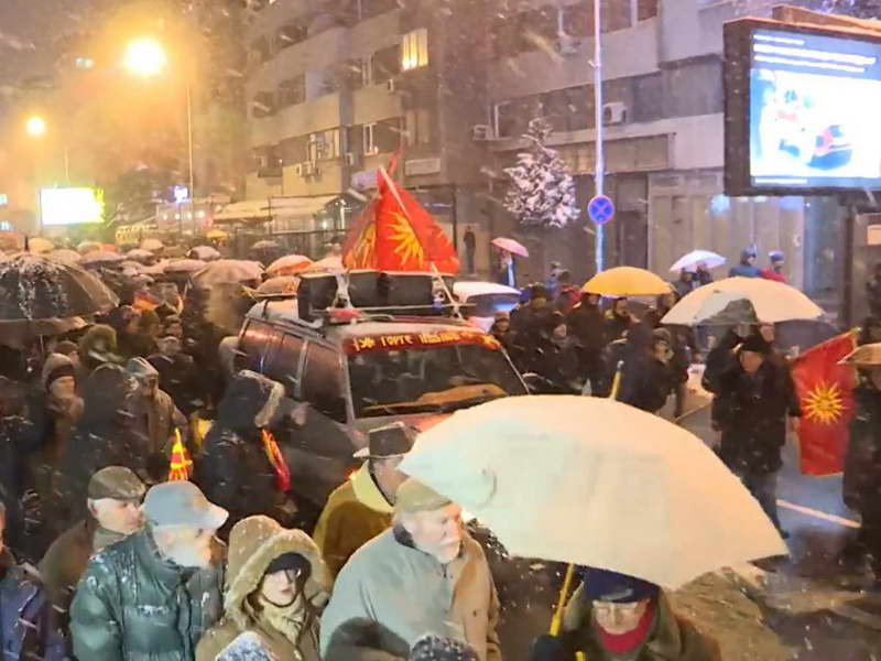 МВР: На протестот запалени грчкото и албанското знаме и каменуван ЕУ Инфо центар