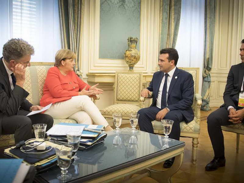Заев има потврда за средба со Меркел, но не открива датум и место