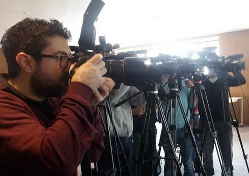 Фоторепортерите почнаа битка со „копи пејст“ објавите, ги чекаат и новинарите