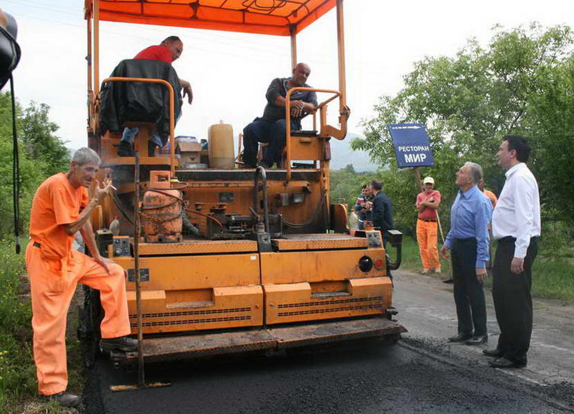 Министерот Сугарески и градоначалникот Јованоски извршија увид врз реконструкцијата на патот Прилеп-Прилепско езеро