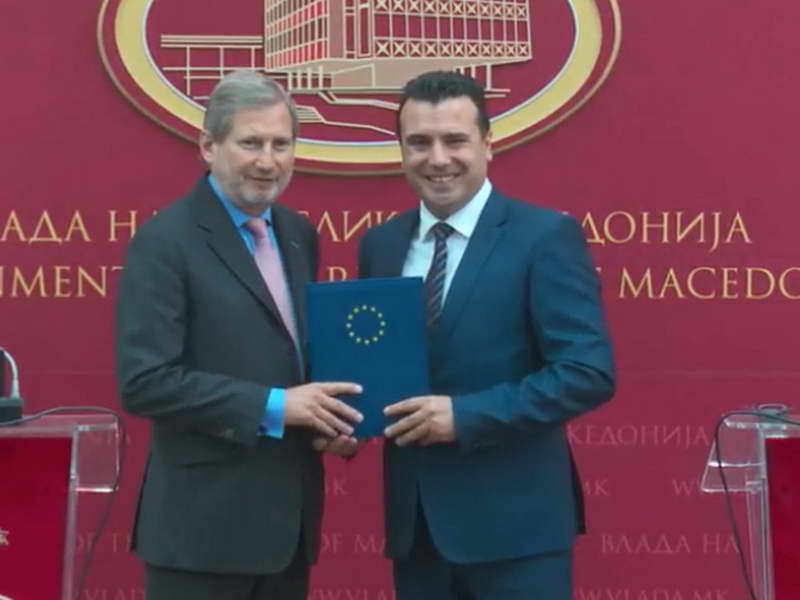 Заев – Хан: Граѓаните ја заслужија препораката, Македонија е повторно на европскиот пат