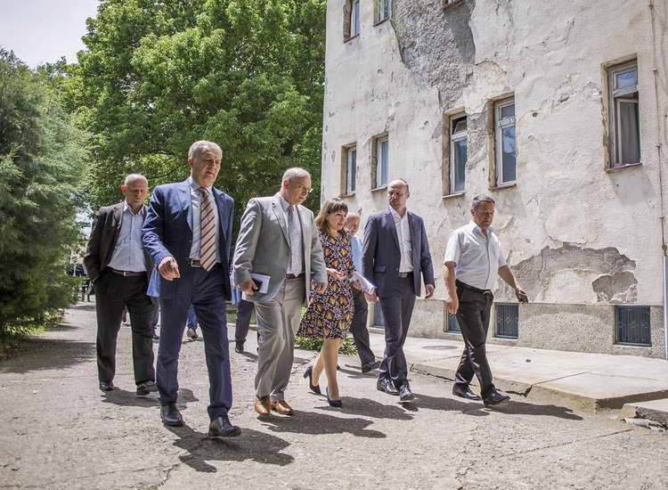Министерката Царовска и градоначалници во посета на Заводот Демир Капија