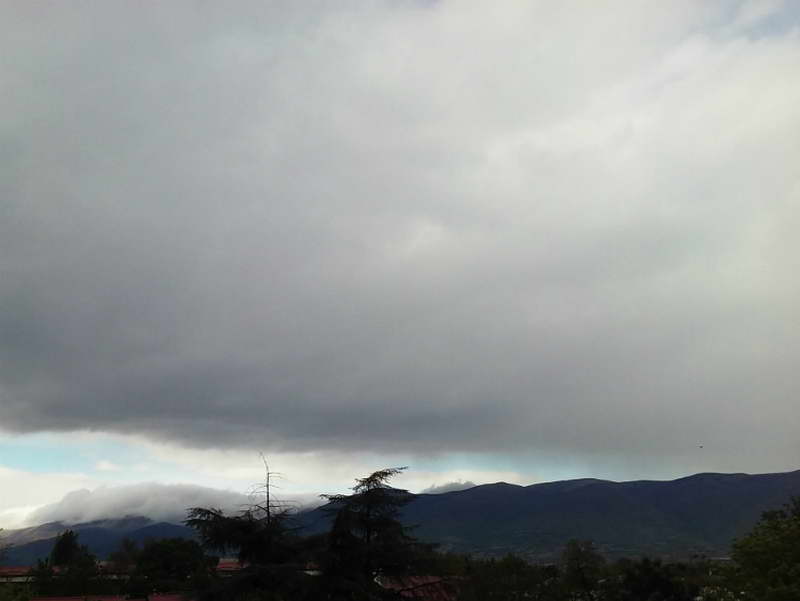 Времето денеска облачно, а попладне на места пороен дожд и грмежи