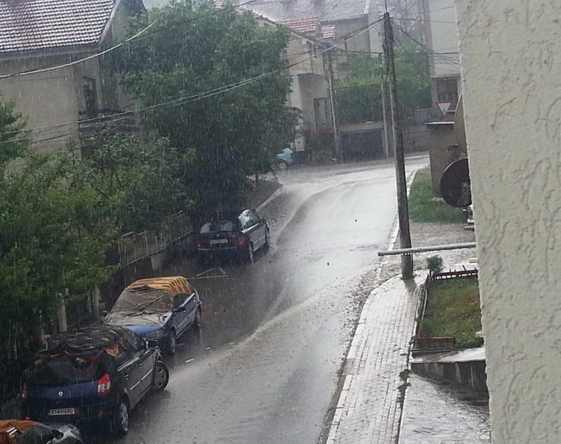 Најмногу дожд во Куманово и Скопје, поплавени куќи и прекини на струјата