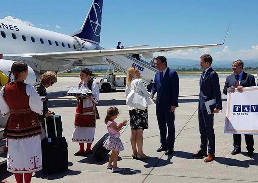 Сугарески: Бројот на превезени патници од двата аеродрома во државата континуирано расте