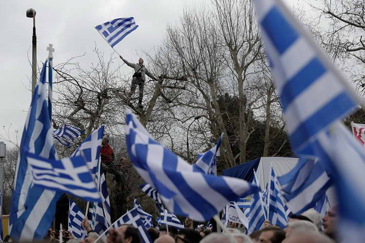 Грчките националисти го блокираа Псарадес и се судрија со полицијата