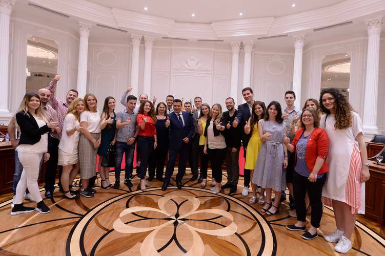 Премиерот Заев прими во посета дваесетина млади луѓе од регионот