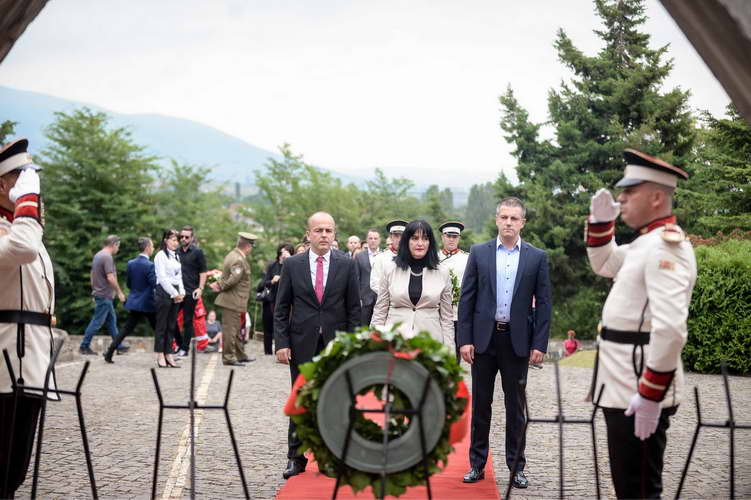 Владина делегација оддаде почит пред споменикот на жртвите од земјотресот во Скопје