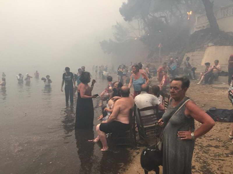 ГАЛЕРИЈА Стравични фотографии од пожарите во Атина