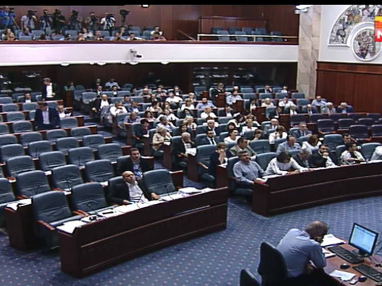 Собранието го распиша референдумот со 68 гласа „за“, ВМРО-ДПМНЕ ја напушти салата