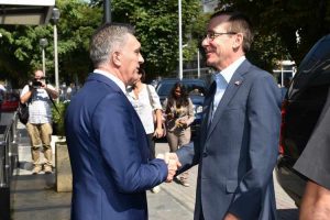 Градоначалникот Јованоски и амбасадорот Бејли им порачаа на младите да излезат на референдум