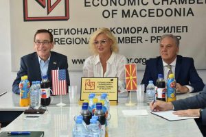 Градоначалникот Јованоски и амбасадорот Бејли им порачаа на младите да излезат на референдум