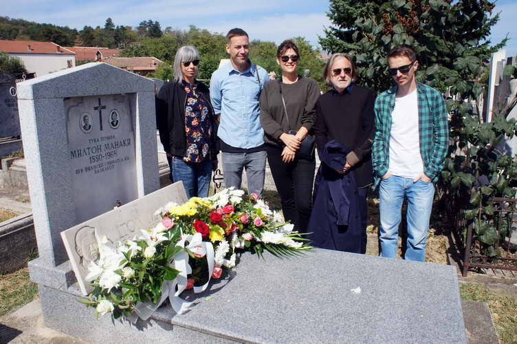 Положено свежо цвеќе на гробот на Милтон Манаки