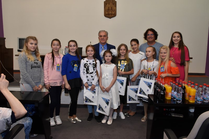 Градоначалникот Јованоски организираше прием за учесниците на меѓународниот детски музички фестивал „Ѕвездички“