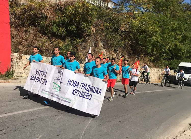 Топол пречек на маратонците во Крушево, рози и песни во чест на Тоше