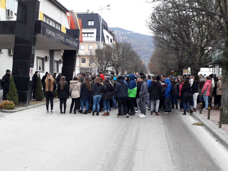 Тетовските средношколци протестираа против загадувањето на воздухот