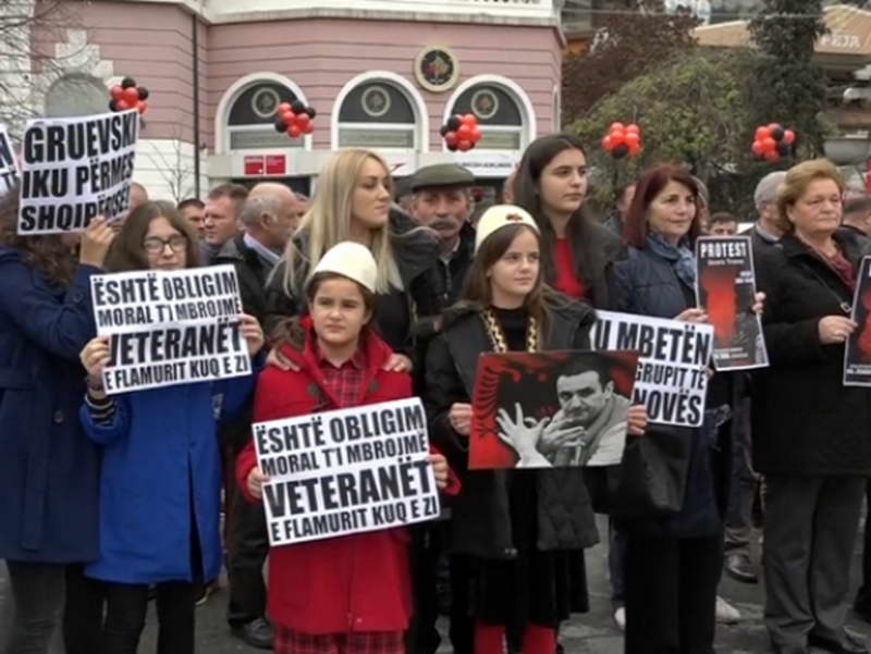 Семејствата на осудените од „Диво Насеље“ во Пеќ протестираат оти Албанија овозможила Груевски да избега