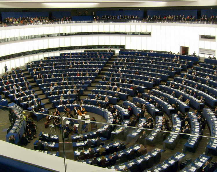 Европратениците побараа Унгарија да го екстрадира Груевски