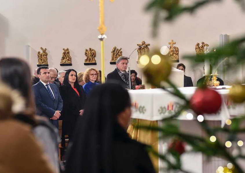 Премиерот Заев присуствуваше на мисата во централната католичка црква во Скопје