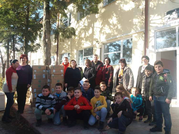 Хуманитарна донација на новогодишни пакетчиња во ООУ „Страшо Пинџур“ во село Мало Коњари