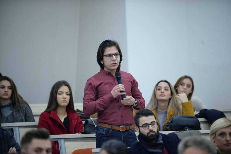 Jавна дискусија за нацрт амандманите за уставните измени на Универзитетот на ЈИЕ во Тетово