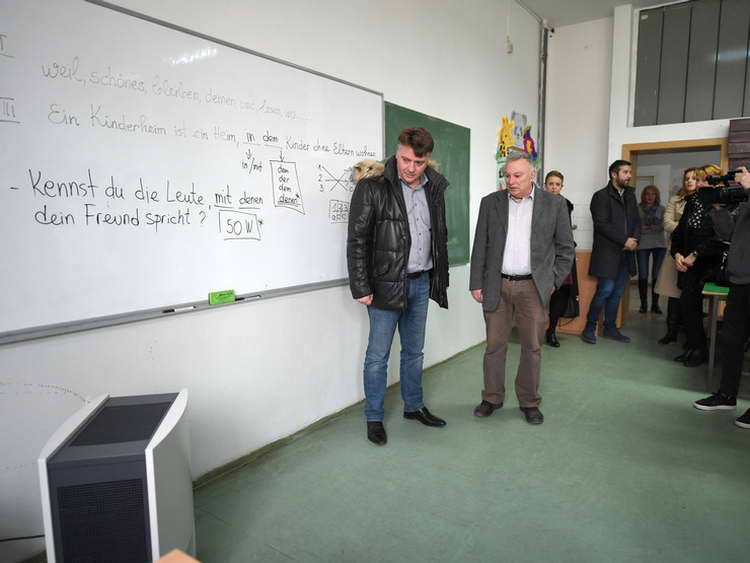 Сите училници во средните училишта во Скопје добија прочистувачи за воздух