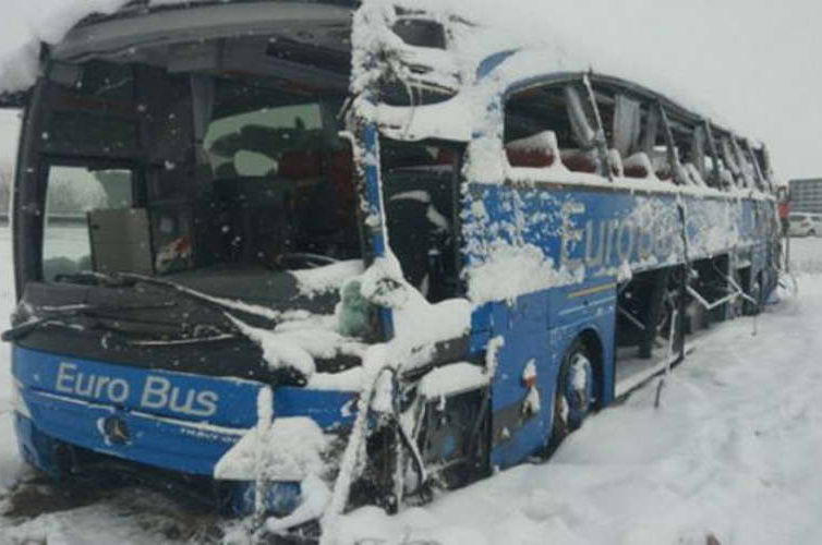 Маж и две жени се загинатите во превртениот автобус кај Лесковец, Филипче и Рашковски се упатиле кон местото на несреќата