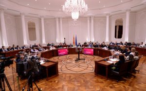 Прва јавна расправа за нацрт амандманите во Владата на РМ: Предложените измени се од интерес на граѓаните, не го загрозуваат граѓанскиот концепт на Уставот на РМ и го штитат идентитетот