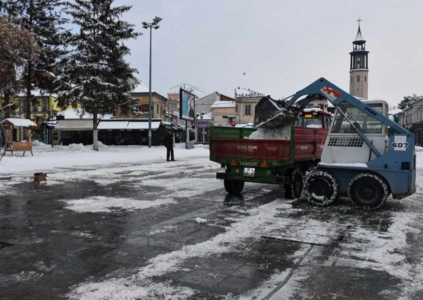 Работниците на ЈКП „Комуналец“ продолжуваат со расчистување на снегот и за време на викендот