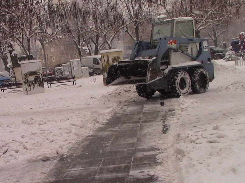 И покрај континуираните врнежи од снег, вработените во ЈКП „Комуналец“ успешно се справуваат со временските неприлики