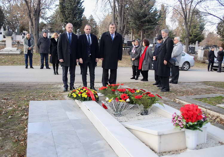 Делегација на Владата на РМ положи свежо цвеќе на гробот на Киро Глигоров