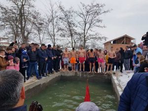Студентот Бобан Јосифоски прв доплива до светиот крст