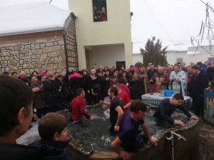 Студентот Бобан Јосифоски прв доплива до светиот крст
