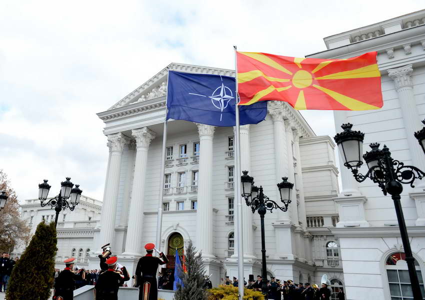Обраќање на премиерот Заев на церемонијата на подигнување на знамето на НАТО пред Владата (видео)