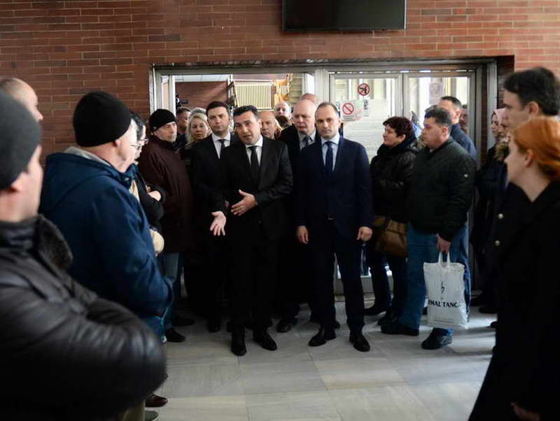 Премиерот Заев со владини претставници во посета на повредените згрижени во „8.Септември“