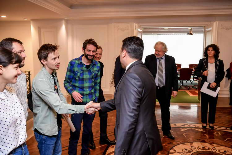 Средба на Заев со претставници на филмските проекти, филмовите „Господ постои, името ѝ е Петрунија“, „Медена земја“ и „Исцелител“