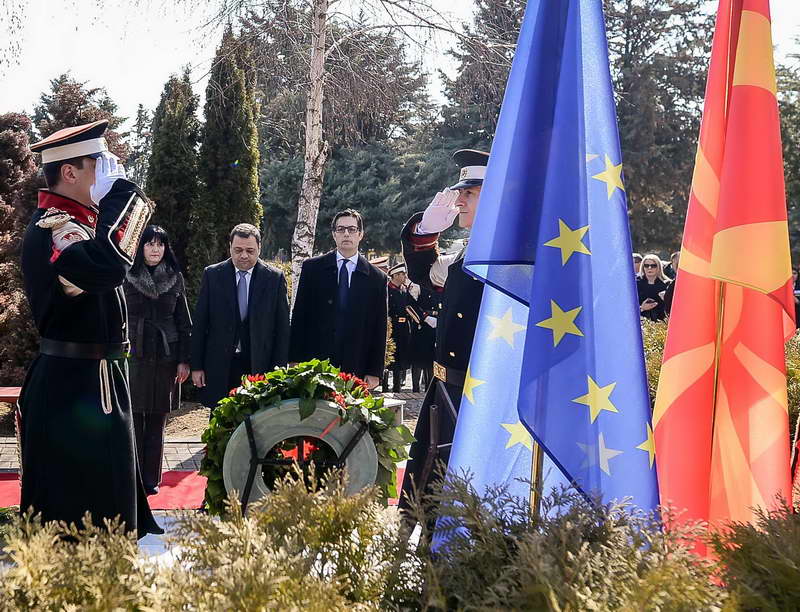 Цвеќе на вечното почивалиште на претседателот Борис Трајковски по повод 15 годишнината од неговата трагична смрт