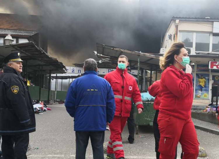 Изгоре пазарот во Тузла, над 20 повредени