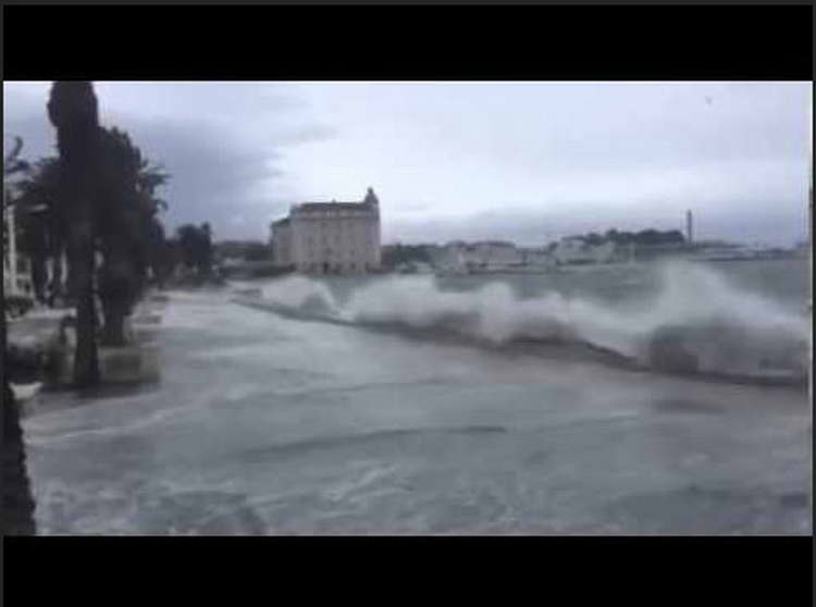 Незапаметено невреме во Дубровник, ветрот носеше покриви и луѓе (видео)