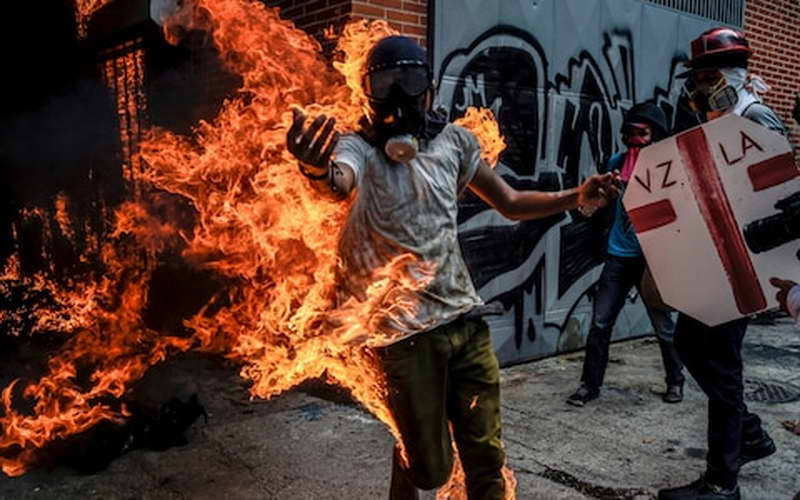 Протестите во Венецуела преминаа во насилство, САД се закануваат со санкции