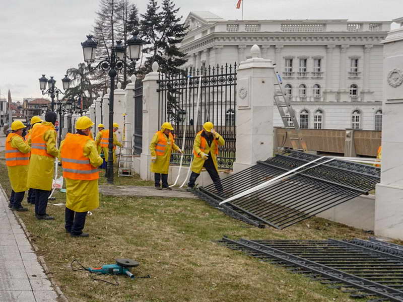 Се отстранува железната ограда пред зградата на Владата