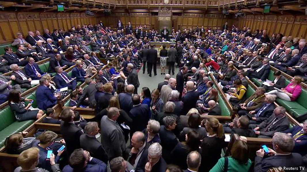 Долниот дом на британскиот парламент гласаше за одлагање на Брегзит