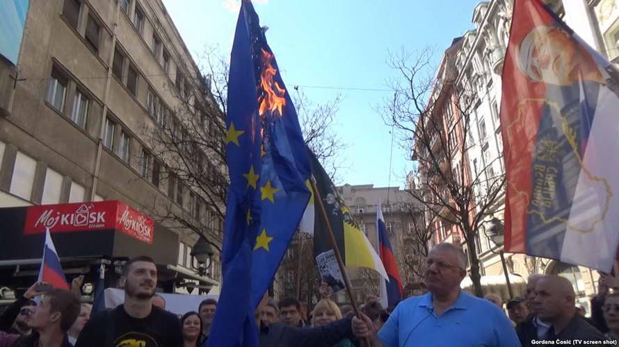 Шешељ запали знамиња на ЕУ и НАТО во центарот на Белград