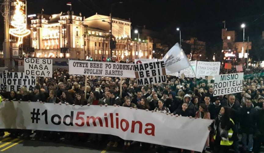 Блокиран влезот на РТС на 14-тите протести во Белград „1 од 5 милиони“