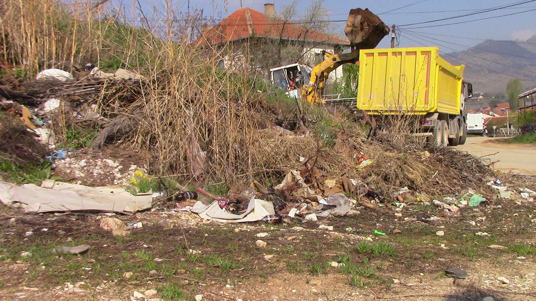 ЈКП „Комуналец“: Се чистат старите диви депонии на повеќе локации низ градот