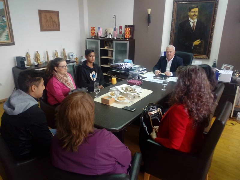 Делчево: Најдобрите ученици Роми на прием кај градоначалникот Трајковски
