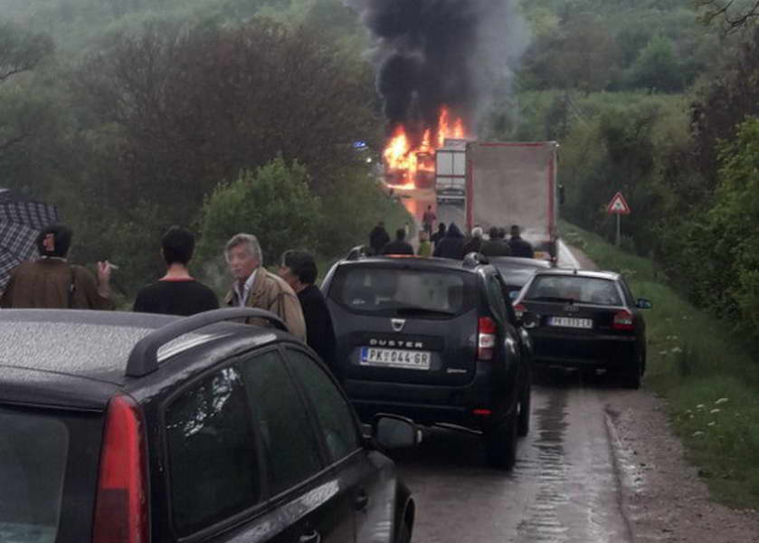 Петмина загинати во судар на автобус и камион во Србија