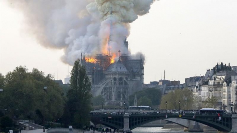 Пожар во катедралата Нотр Дам во центарот на Париз